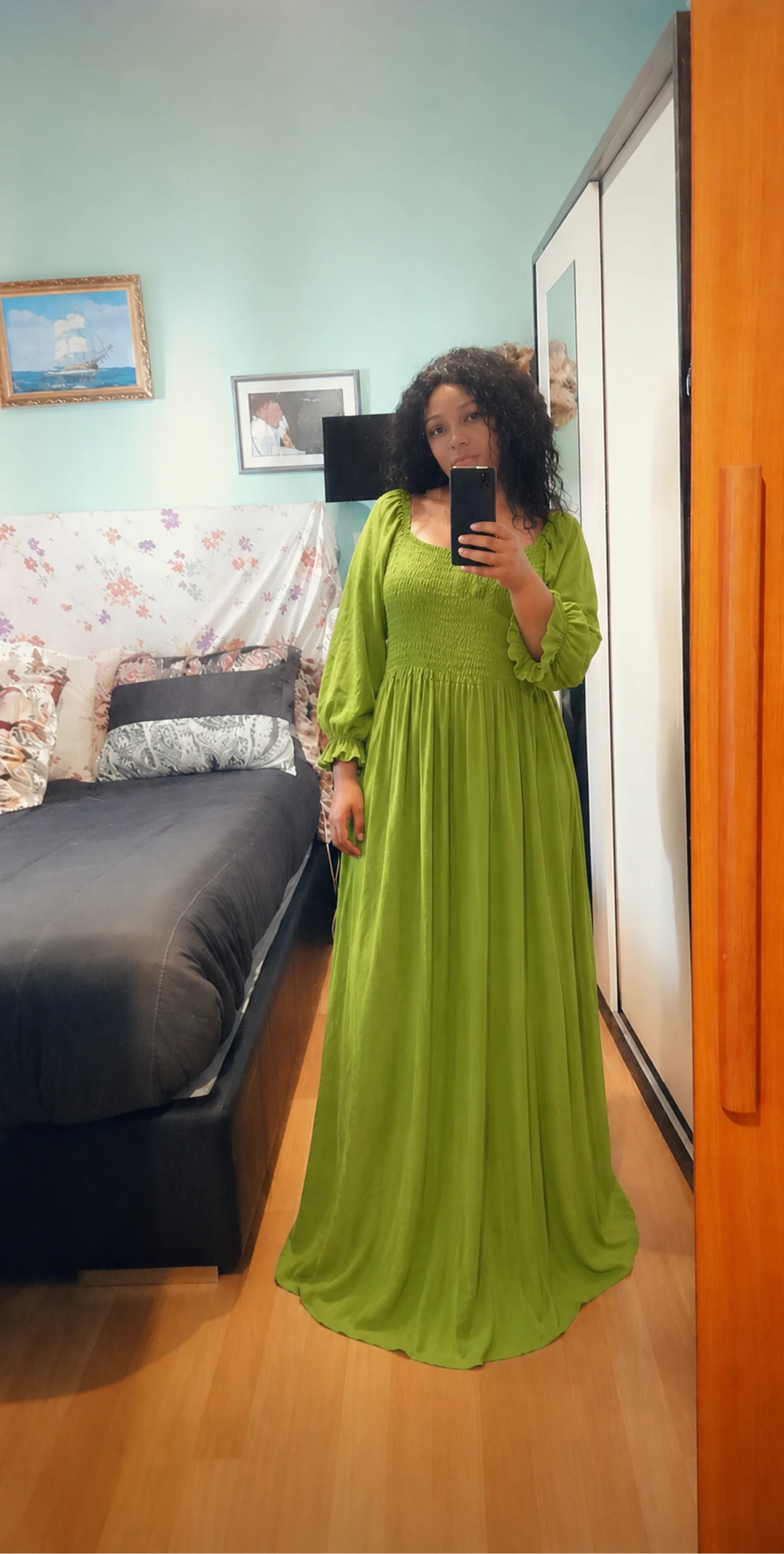 Vestido longo verde-limão, estilo boho.
